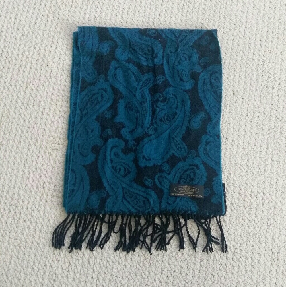 100% cashmere Paisley printed scarf